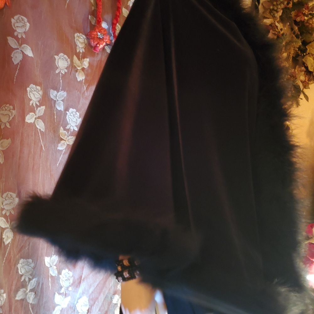 🖤Black Velvet Cape with Marabou feathers 🖤 - Picture 15 of 16